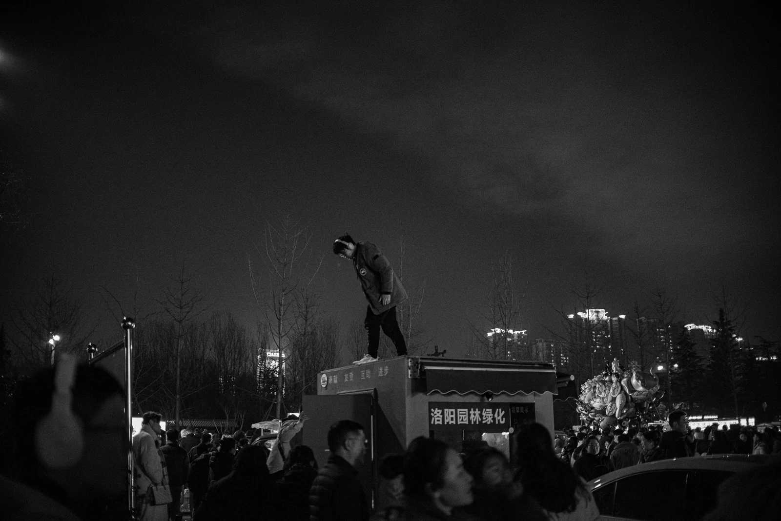 烟花散场：有人站上了屋顶，照片 1